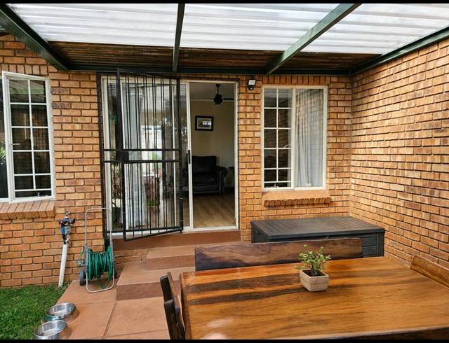 2 BEDROOM TOWNHOUSE FOR SALE IN ROOIHUISKRAAL NORTH